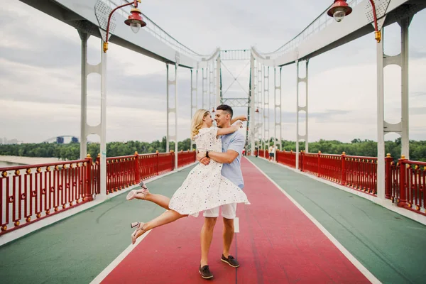 Молодая Стильная Пара Позирует Пешеходном Мосту — стоковое фото