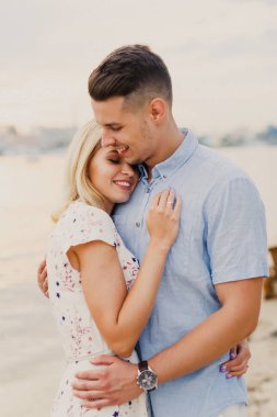 nehir kenarında sarılma poz genç mutlu çift