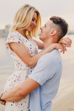 nehir kenarında sarılma poz genç mutlu çift