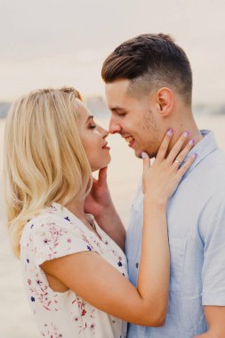 nehir kenarında sarılma poz genç mutlu çift