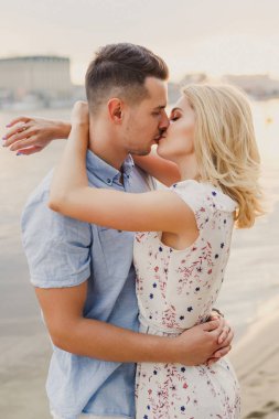 Genç mutlu çift öpüşme ve nehir kenarında sarılma