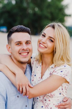 güzel çift sarılma poz portresi