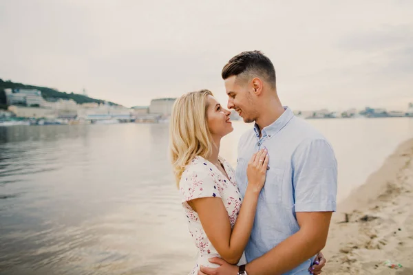 Joven Feliz Pareja Posando Abrazos Por Río —  Fotos de Stock