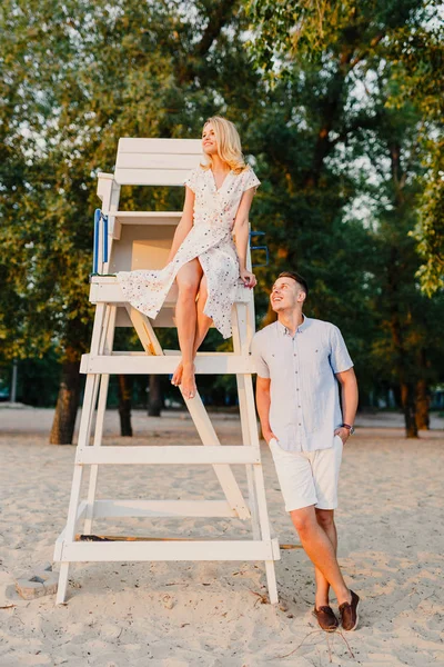 Young Couple Posing Wooden Construction Sunset Light — Stock Photo, Image