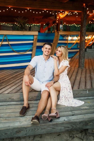 Jovem Casal Posando Sentado Calçadão Madeira — Fotografia de Stock