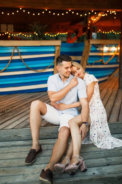 Young Couple Posing Sitting Wooden Boardwalk — Stock Photo, Image