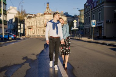 Paz üzerinde yürüyüş genç şık çift sokak tutuşup ışıklı