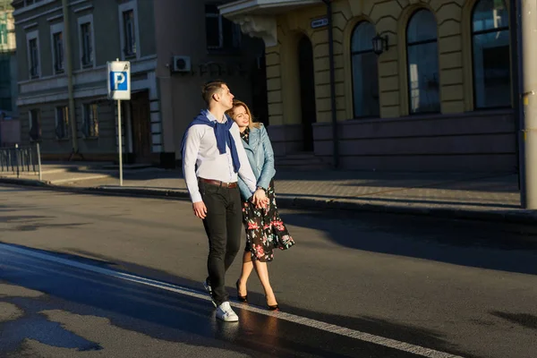 Młoda Para Stylowe Chodzenie Słońce Świeci Ulicy Trzymając Ręce — Zdjęcie stockowe