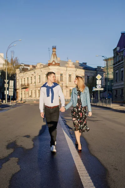 Pareja Joven Elegante Caminando Calle Iluminada Por Sol Tomados Mano —  Fotos de Stock