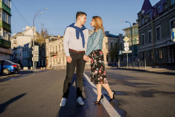 Jeune Couple Élégant Posant Sur Rue Éclairée Par Soleil — Photo