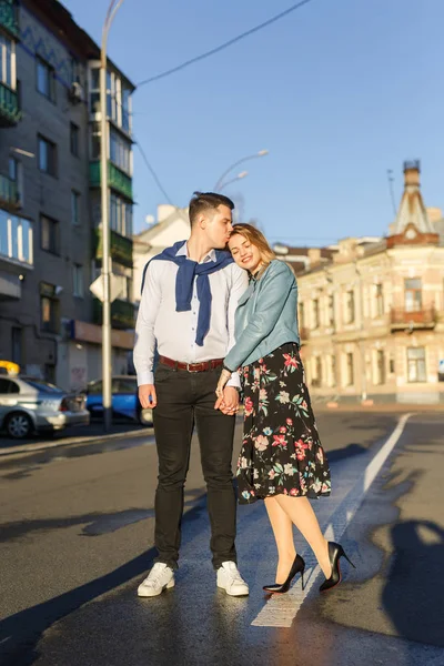 Jeune Couple Élégant Posant Sur Rue Éclairée Par Soleil — Photo