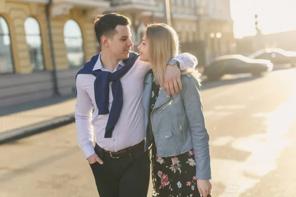 Jovem Casal Elegante Posando Rua Iluminada Sol — Fotografia de Stock