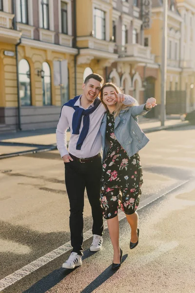 Jeune Couple Heureux Marchant Sur Rue Éclairée Par Soleil — Photo