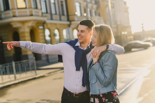 Pasangan Muda Yang Bahagia Berjalan Jalan Yang Diterangi Matahari — Stok Foto