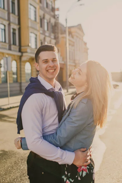 Portrait Jeune Couple Heureux Étreignant Lumière Soleil — Photo