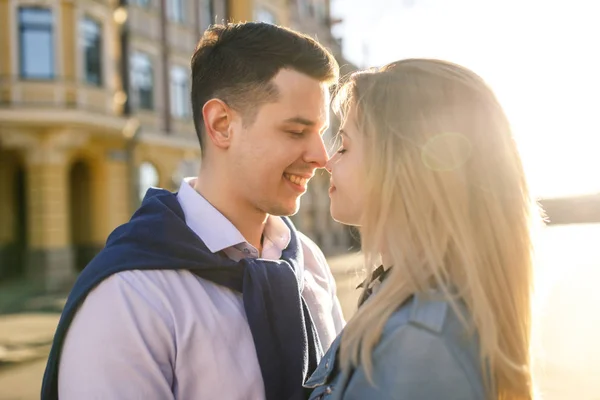 Retrato Jovem Casal Feliz Luz Sol — Fotografia de Stock