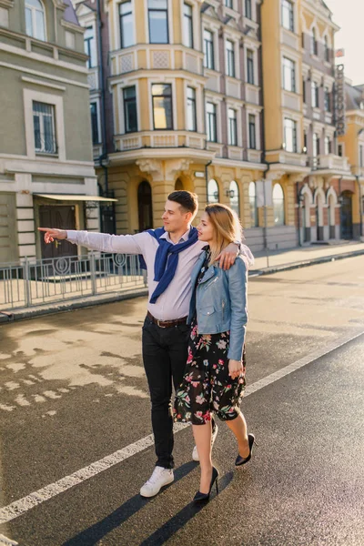 幸せなカップルの上を歩いて太陽の明るい通り — ストック写真
