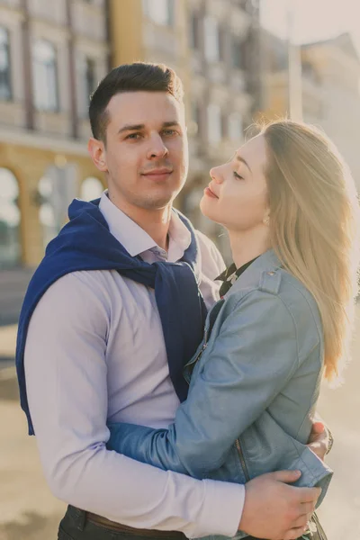 Portrait Young Happy Couple Sunlight — Stock Photo, Image