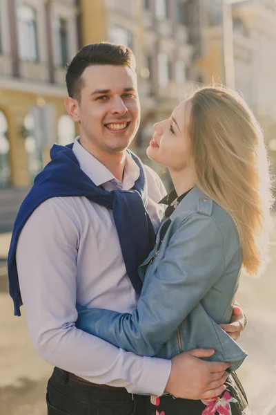 Portret Van Jonge Gelukkige Paar Zonlicht — Stockfoto