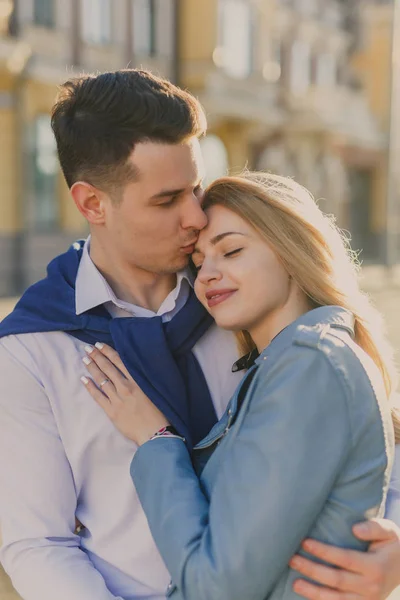 Portrait Young Happy Couple Hugging Sunlight — Stock Photo, Image