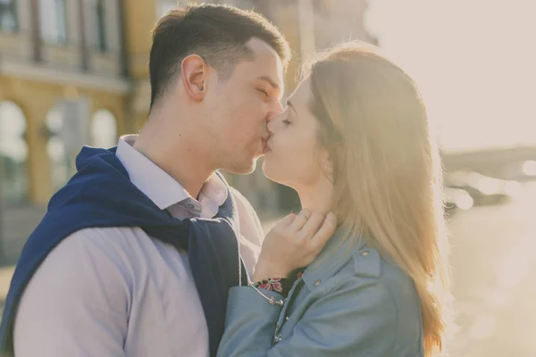 Retrato Jovem Casal Feliz Beijando Luz Sol — Fotografia de Stock