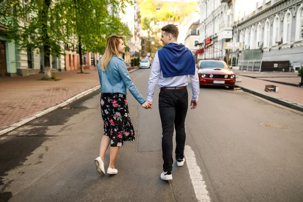 Ung Snygg Par Promenader Gatan Håller Händerna — Stockfoto