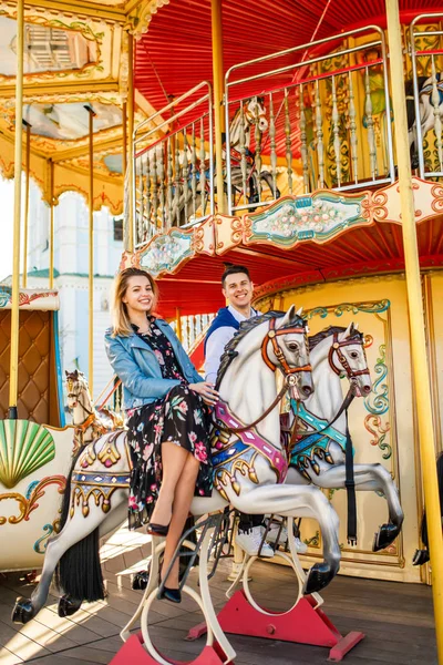 Szczęśliwa Para Siedzi Konie Carousel — Zdjęcie stockowe