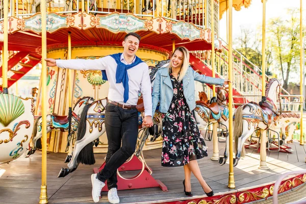 Carousel Poz Genç Mutlu Çift — Stok fotoğraf