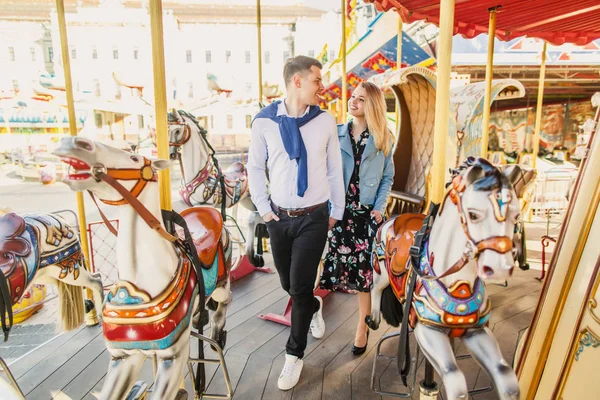 Carousel Yürüyüş Gülümseyen Genç Çift — Stok fotoğraf
