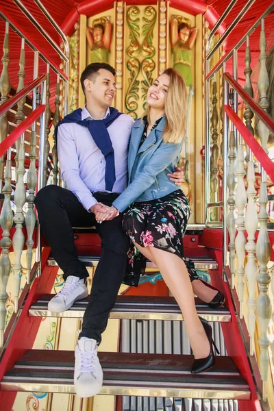 若いカップルのカルーセルの階段でポーズ — ストック写真