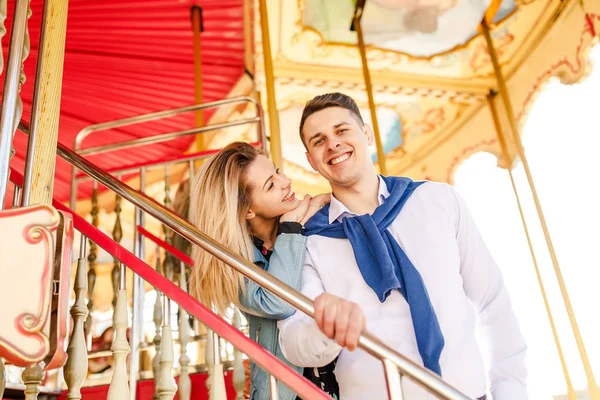 Feliz Casal Sorrindo Posando Por Carrossel — Fotografia de Stock