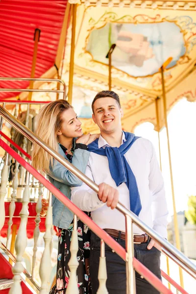 Feliz Casal Sorrindo Posando Por Carrossel — Fotografia de Stock