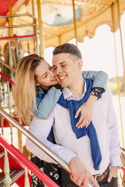 Couple Heureux Étreignant Souriant Par Carrousel — Photo