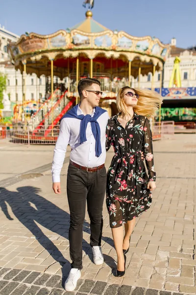 Feliz Pareja Caminando Por Carrusel Luz Del Sol Brillante —  Fotos de Stock