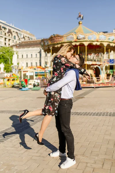 Szczęśliwa Para Całowanie Przez Karuzela Jasnym Świetle Słonecznym — Zdjęcie stockowe