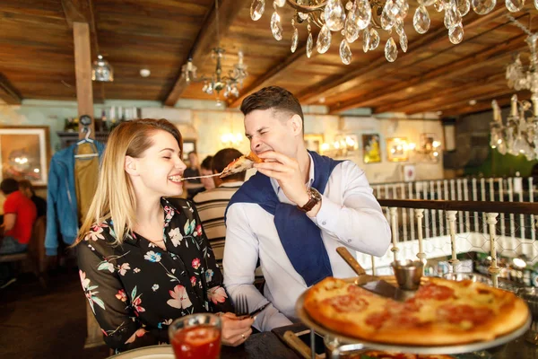 Bir Restoranda Pizza Yemek Genç Güzel Çift — Stok fotoğraf