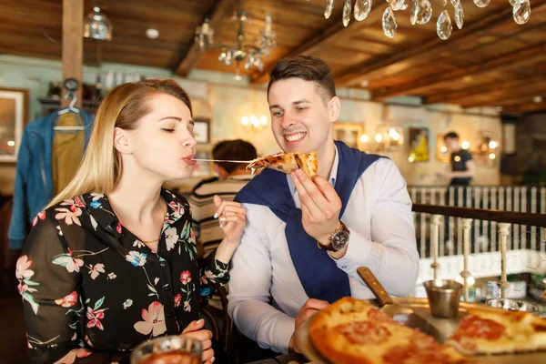 Jonge Mooie Paar Pizza Eten Een Restaurant — Stockfoto