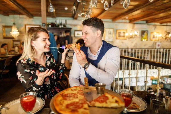 レストランのピザを食べて美しいカップル — ストック写真