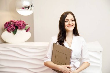 Genç ve kendinden emin kadın doktor portre. Başarılı doktor kariyer kavramı