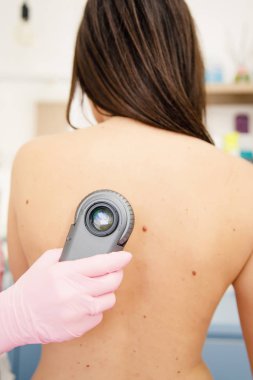 genç güzel kadın doktor hasta inceliyor