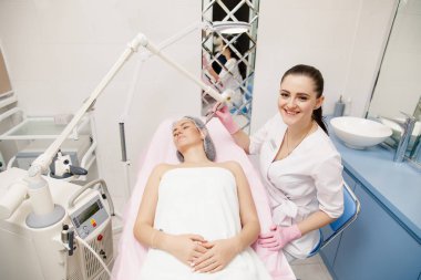 Güzellik salonunda kırışıklık tedavi gören kadın. Akustik dalga tedavisi cilt gençleştirme için