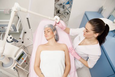 Güzellik salonunda kırışıklık tedavi gören kadın. Akustik dalga tedavisi cilt gençleştirme için