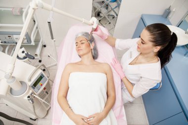 Güzellik salonunda kırışıklık tedavi gören kadın. Akustik dalga tedavisi cilt gençleştirme için