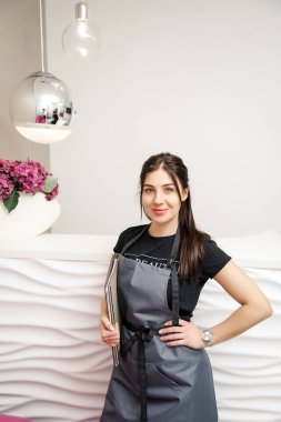 Güzellik salonları yönetici bir istemciye konuşuyor