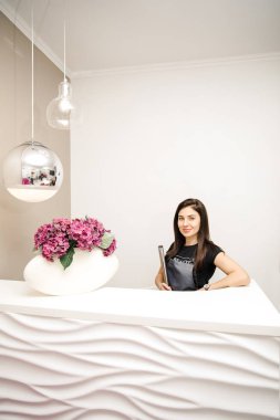 Güzellik salonları yönetici bir istemciye konuşuyor