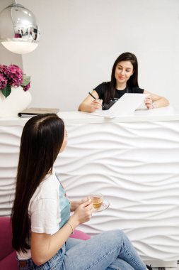Güzellik salonları yönetici bir istemciye konuşuyor