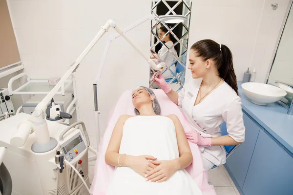 Mujer Recibiendo Tratamiento Arrugas Salón Belleza Terapia Ondas Acústicas Para — Foto de Stock