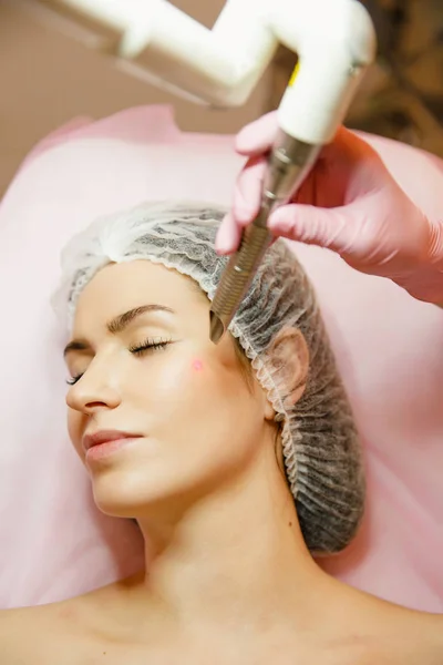 Woman Receiving Wrinkle Treatment Beauty Salon Acoustic Wave Therapy Skin — Stock Photo, Image