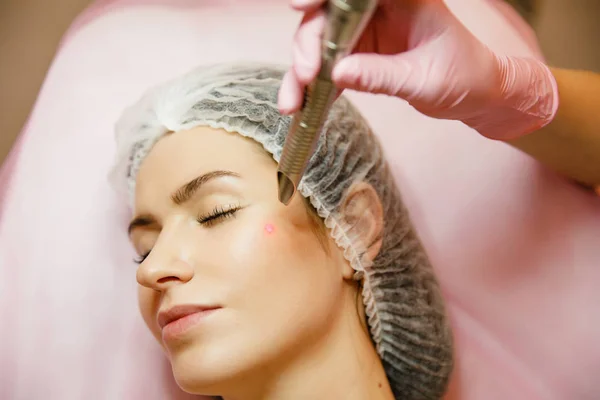 Woman Receiving Wrinkle Treatment Beauty Salon Acoustic Wave Therapy Skin — Stock Photo, Image