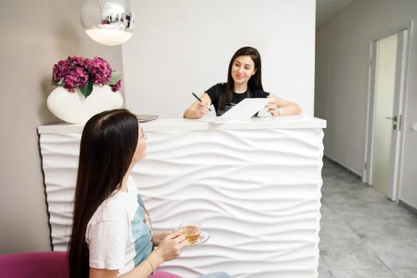 Güzellik salonları yönetici bir istemciye konuşuyor